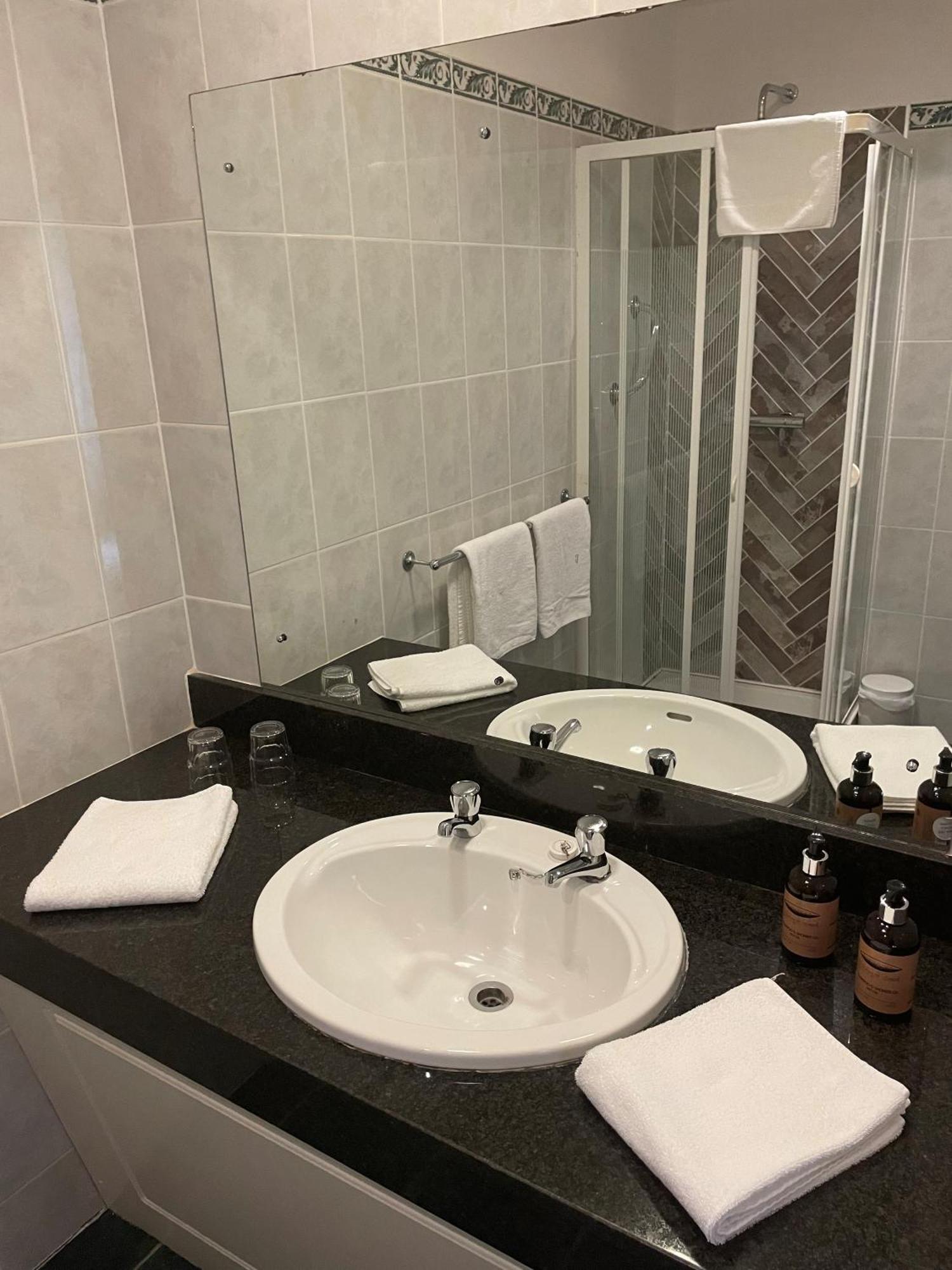 Towers Hotel Гленбі Екстер'єр фото
